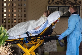 Médicos transportan a un paciente