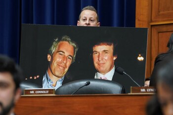 Una foto del expresidente Donald Trump con el difunto delincuente sexual Jeffrey Epstein (REUTERS/Kevin Lamarque)