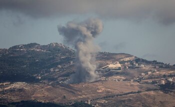 El humo se eleva desde Jabal al-Rihan, en el contexto de las hostilidades entre Hezbollah y las fuerzas israelíes, visto desde Maryayún, cerca de la frontera libanesa con Israel, el 17 de octubre de 2024 (REUTERS/Karamallah Daher)