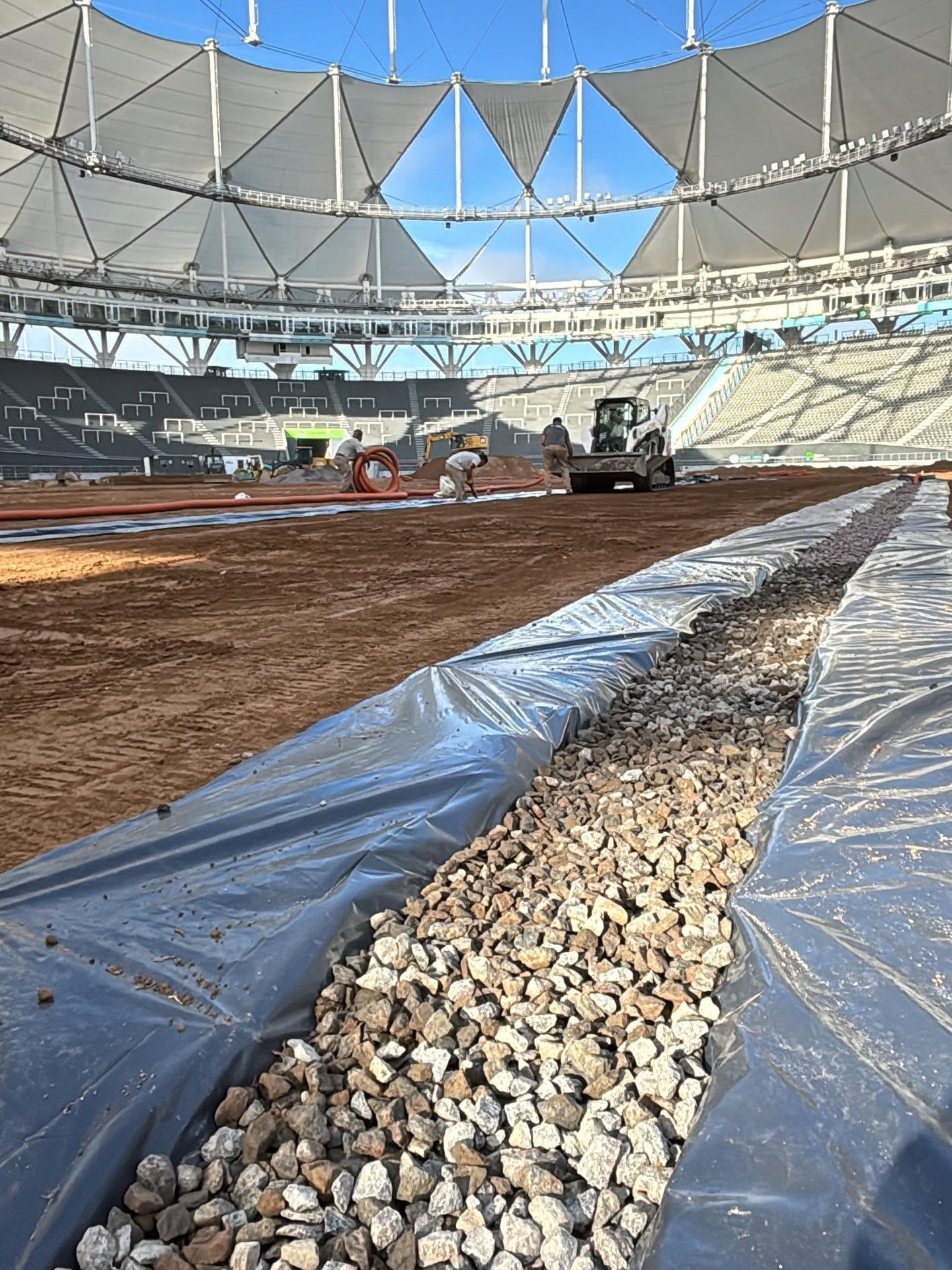 Trabajadores y maquinaria operan en el campo del Estadio Diego Armando Maradona de La Plata, donde se realizan importantes remodelaciones para modernizar sus instalaciones.