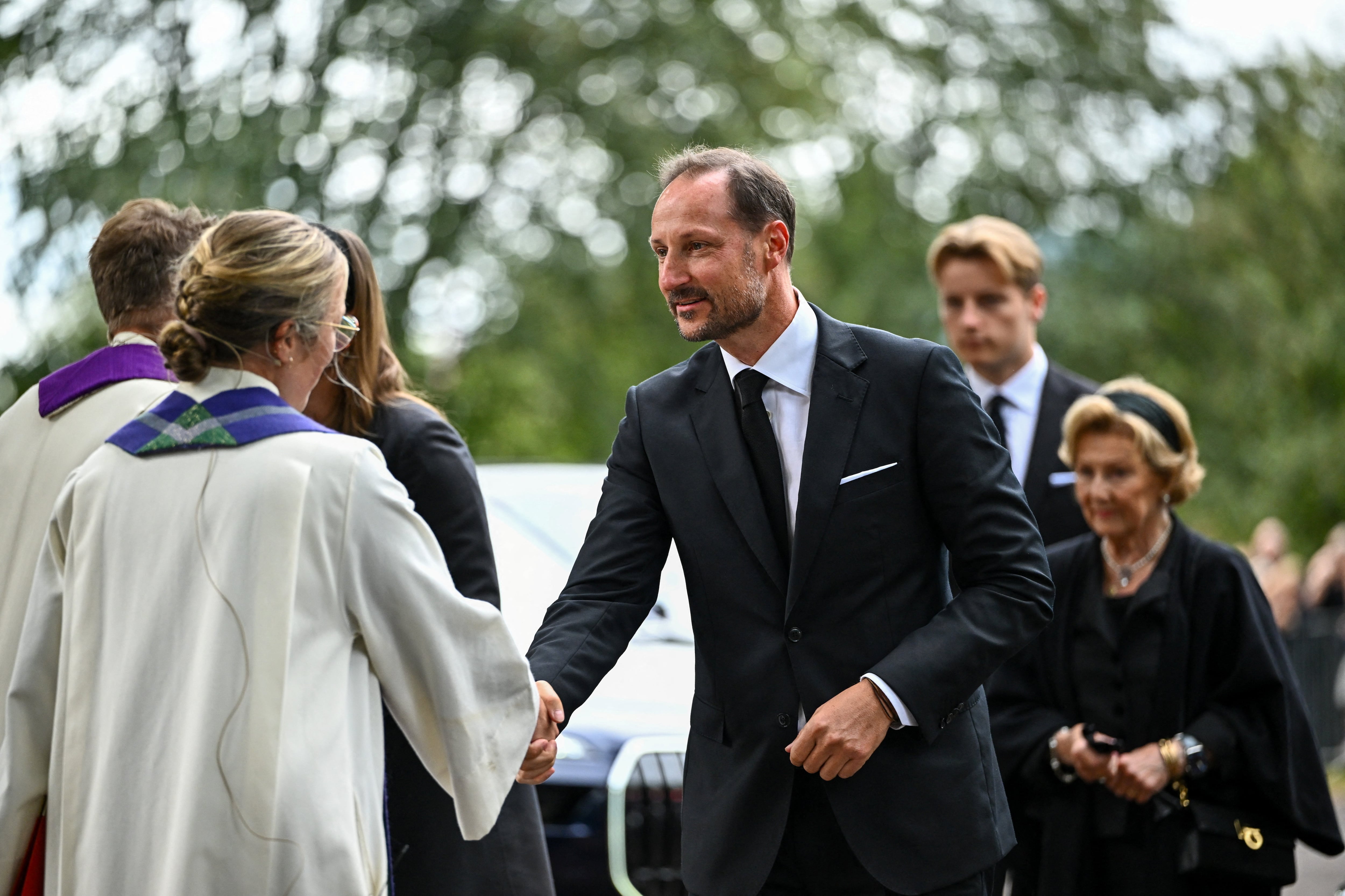 El rey Haakon de Noruega, la princesa heredera Ingrid Alexandra, el príncipe Sverre Magnus y la reina Sonja asisten a un servicio conmemorativo en honor al difunto rey Harald, 2026. (REUTERS/Dylan Martinez)