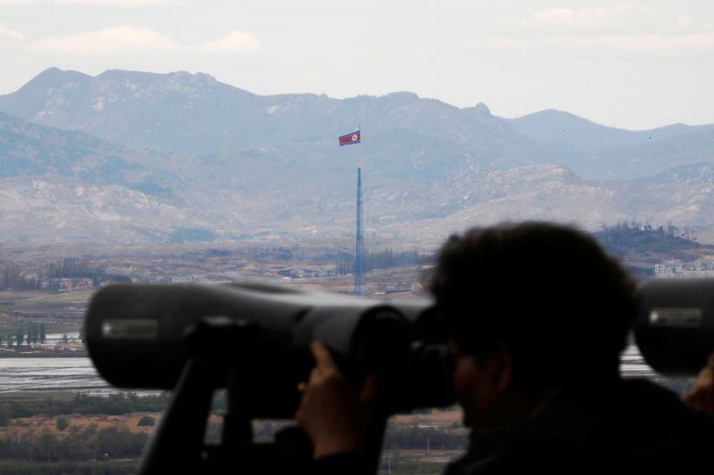 FOTO DE ARCHIVO: Una bandera norcoreana ondea en lo alto de una torre de 160 metros en la aldea de propaganda norcoreana de Gijungdong, en esta imagen tomada desde el observatorio Dora, cerca de la zona desmilitarizada que separa las dos Coreas, en Paju, Corea del Sur, 24 de abril de 2018 (REUTERS/Kim Hong-Ji/File Photo)