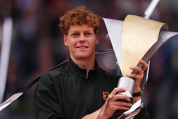Jannik Sinner es el N°1 del mundo entre los hombres y firmó la demanda con una serie de exigencias a la organización del Gran Slam francés (Crédito: AP/Manu Fernandez)