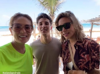 Yolanda Andrade muestra una imagen