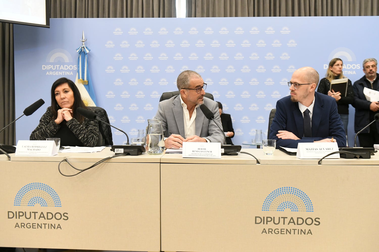 Diputados participan en un plenario de comisiones presidido por Alberto Benegas Lynch en Argentina, donde se emitió dictamen para el proyecto de Inocencia Fiscal II.