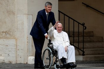 El papa Francisco saluda al