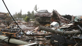 Casas destruidas por el fuerte viento provocado por el tifón Hagibis en Ichihara, prefectura de Chiba, el 12 de octubre de 2019 (AFP)