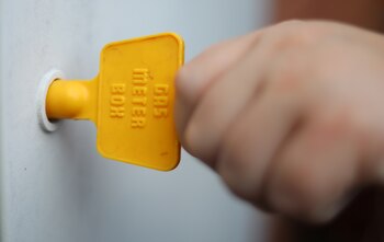 Un hombre abre el medidor