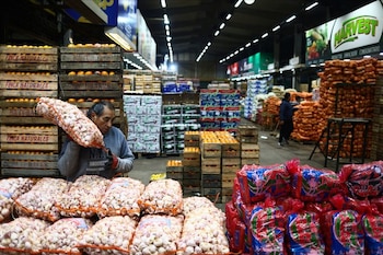 Foto de archivo. Un vendedor lleva un saco de ajo en el Mercado Central, el mercado mayorista más grande de la ciudad, que recibe productos de todo el país, mientras los argentinos enfrentan una carrera diaria por ofertas mientras la inflación afecta los bolsillos de los ciudadanos, en las afueras de Buenos Aires, Argentina. 12 de septiembre de 2023. REUTERS/Matías Baglietto