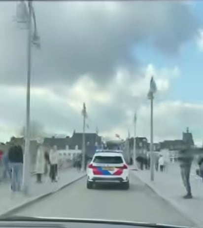 Captura del vídeo del paseo de los agentes con el pequeño de 11 años (Facebook)