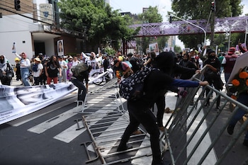 CIUDAD DE MÉXICO, 11JUNIO2026.- Manifestantes que acompañaron a las familias de personas desaparecidas quitaron las vallas que obstruian el paso durante la marcha que se dirige hacia el Estadio Ciudad de México para la inauguración del Mundial entre México contra Sudáfrica.
FOTO: GRACIELA LÓPEZ/CUARTOSCURO.COM