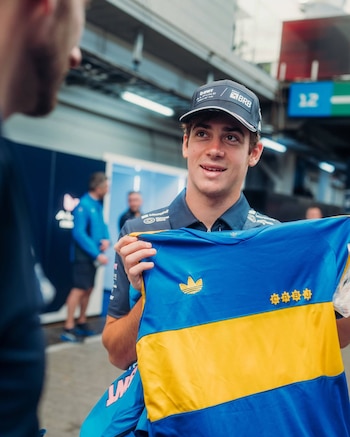 Colapinto con la camiseta de