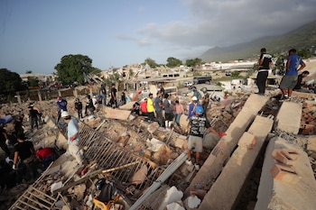 Equipos de emergencia nacionales e internacionales mantienen las labores de rescate en Venezuela, mientras miles de personas permanecen afectadas por la destrucción causada por los terremotos - crédito Ronald Peña/EFE