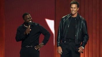 Así fue la aparición sorpresa de Tom Brady en el roast de Kevin Hart: “¿Alguna vez te callas?”