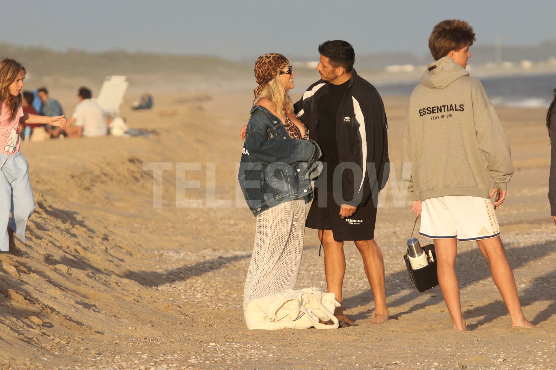 Wanda, sonriente, compartió risas con Migueles mientras las nenas hacían pocitos en la arena