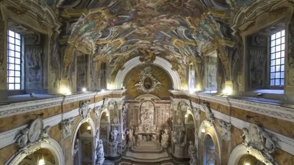 La propuesta busca eliminar barreras y brindar una experiencia educativa, al permitir que alrededor de 80 personas conozcan detalles escultóricos a través del tacto durante una jornada especial. (Captura de video)