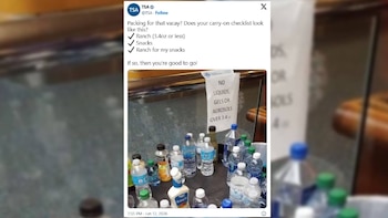 Captura de pantalla de un tuit de la TSA que incluye texto y una imagen. La imagen muestra botellas pequeñas de líquidos y un cartel con regulaciones de 3.4 onzas