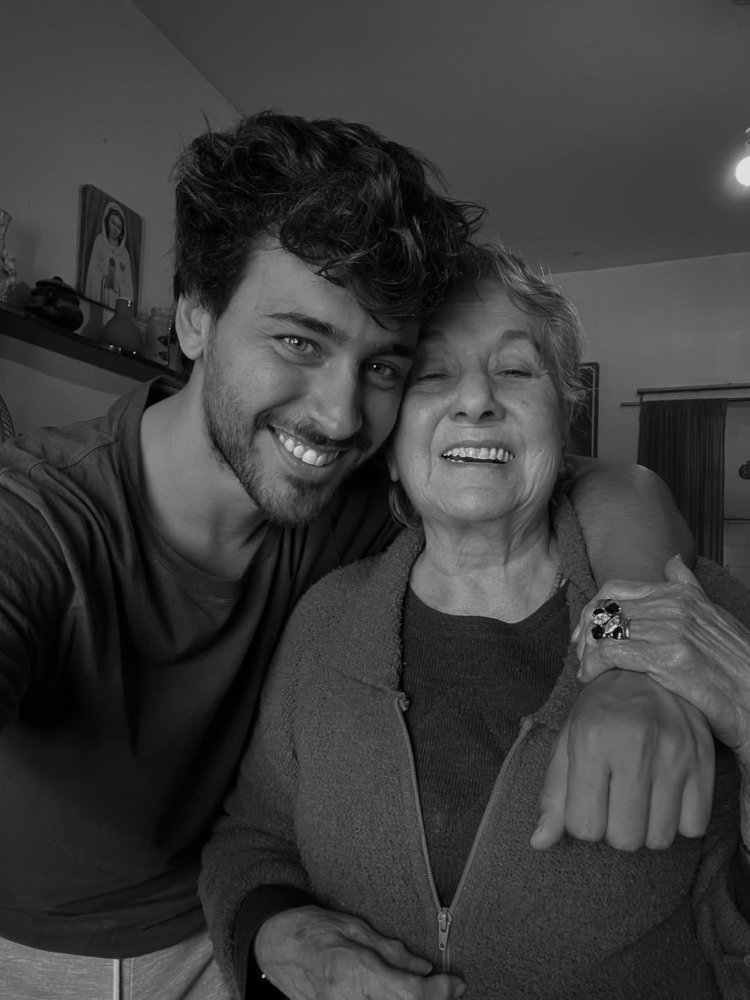 Lizardo Ponce compartió una tierna imagen abrazando a su abuela para honrar su memoria