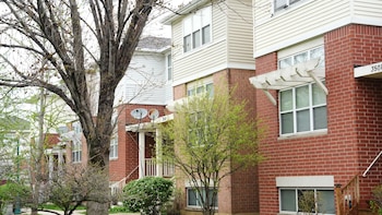 Aparecen asesinados la esposa y el hijo de un excomisionado de Chicago dentro de su casa