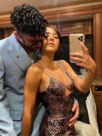 La modelo lleva un vestido