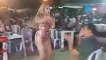 La polémica exhibición de un alcalde junto a una imitadora de Gloria Trevi en Bolivia