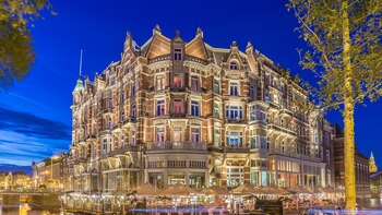 El Hotel De L’Europe de Ámsterdam combina historia, lujo contemporáneo y una ubicación junto al río Amstel (Wikipedia)