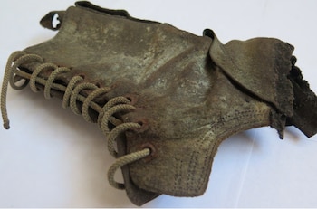 Restos de un borceguí, uno