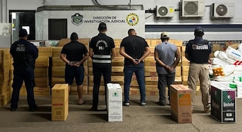 Detención de hombres dedicados al transporte de cigarrillos de contrabando. (ANA)