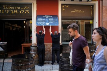 FOTO DE ARCHIVO: Dos camareros