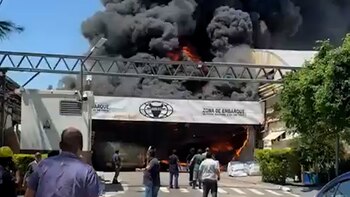 Un impresionante incendio destruyó un