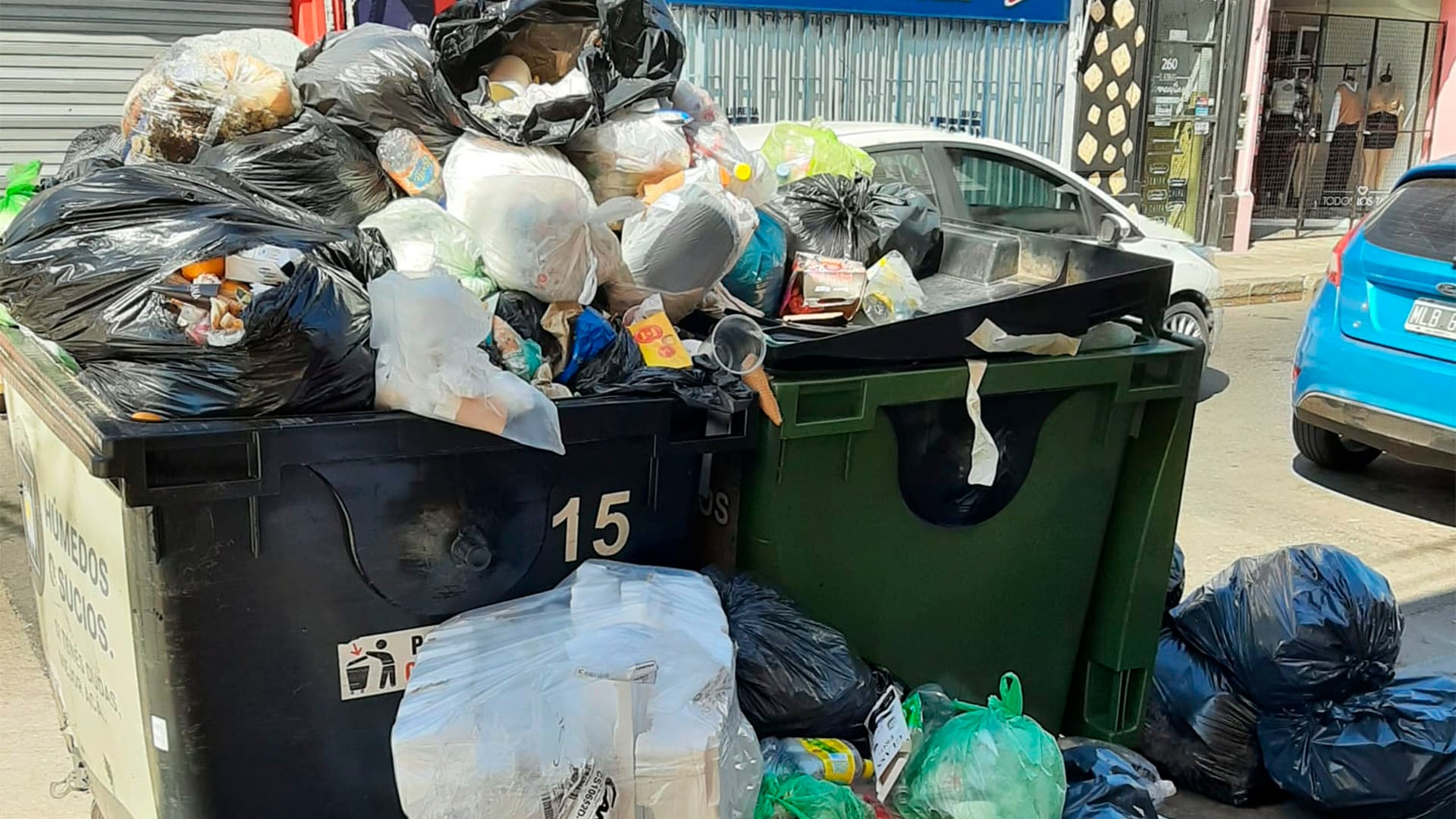 Basura acumulada en San Nicolás por el paro del Sindicato de Camioneros ante la detención de dos de sus dirigentes