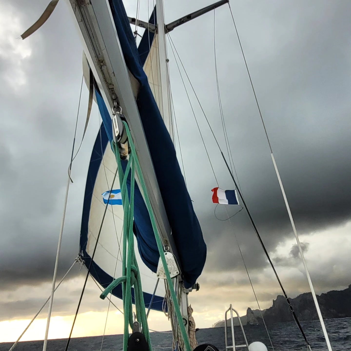 La pareja compró su primer velero, el