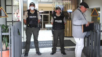 Ciudadanos venezolanos esperan información a