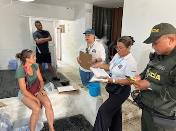 La planta clandestina procesaba agua en un baño sin condiciones higiénicas y con tuberías deterioradas, moho y presencia de ratas y gatos - crédito Dadsa