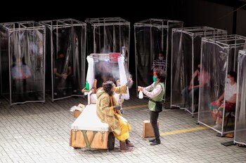 Espectadores dentro de cabinas de