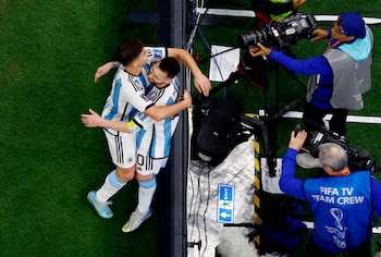 Álvarez, autor del tanto, llega primero que todos a abrazar al creador de la anotación