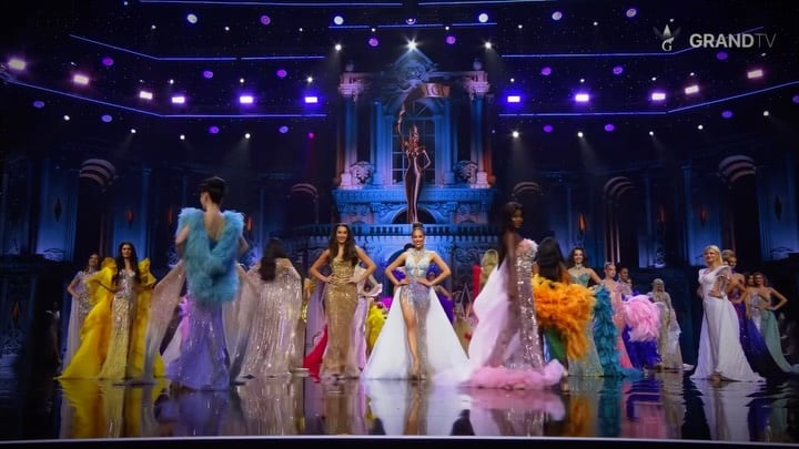 Las concursantes del certamen Miss Grand International lucen sus trajes de gala sobre el escenario iluminado durante la competencia.