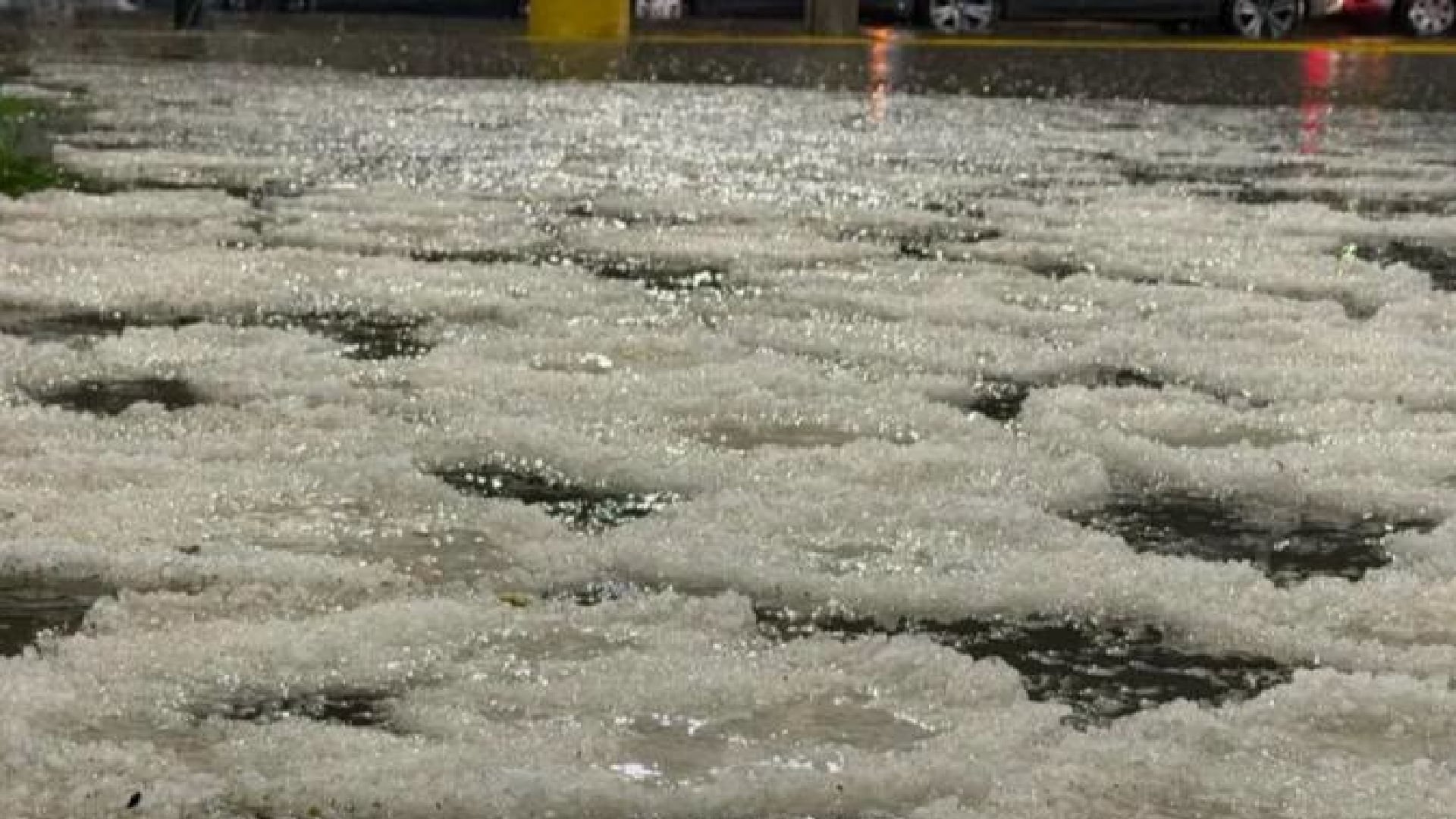 Caos vial y diversas afectaciones por lluvia con granizo en Ciudad Juárez, Chihuahua (especial)