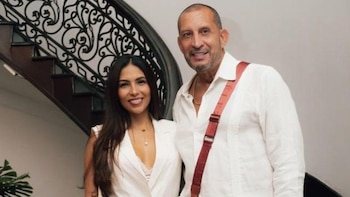 Lorena Altamirano y “El Flaco” Solórzano pasaron problemas mecánicos camino a una fiesta: “De blanco, y nos pinchamos”