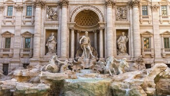 Un conductor aparca junto a