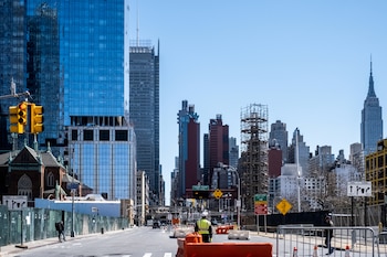 Un hogar en Manhattan requiere ingresos anuales de USD 215.000 para destinar como máximo el 30% de sus recursos al alquiler. (REUTERS/Jeenah Moon/File Photo)