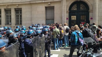 La policía entra en La