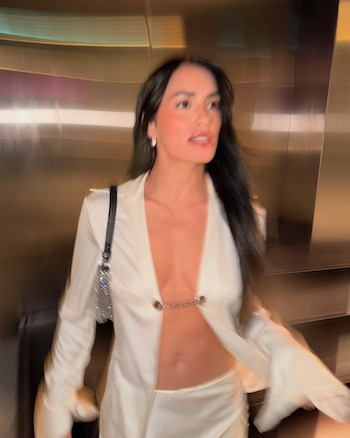 La cantante llevó un conjunto blanco de dos piezas, con blazer abierto y falda midi asimétrica, durante su estadía en Miami
