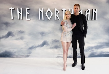 Alexander Skarsgård y Anya Taylor-Joy