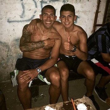 Junto a su vecino Carlos