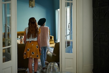 Dos chicas entran en una