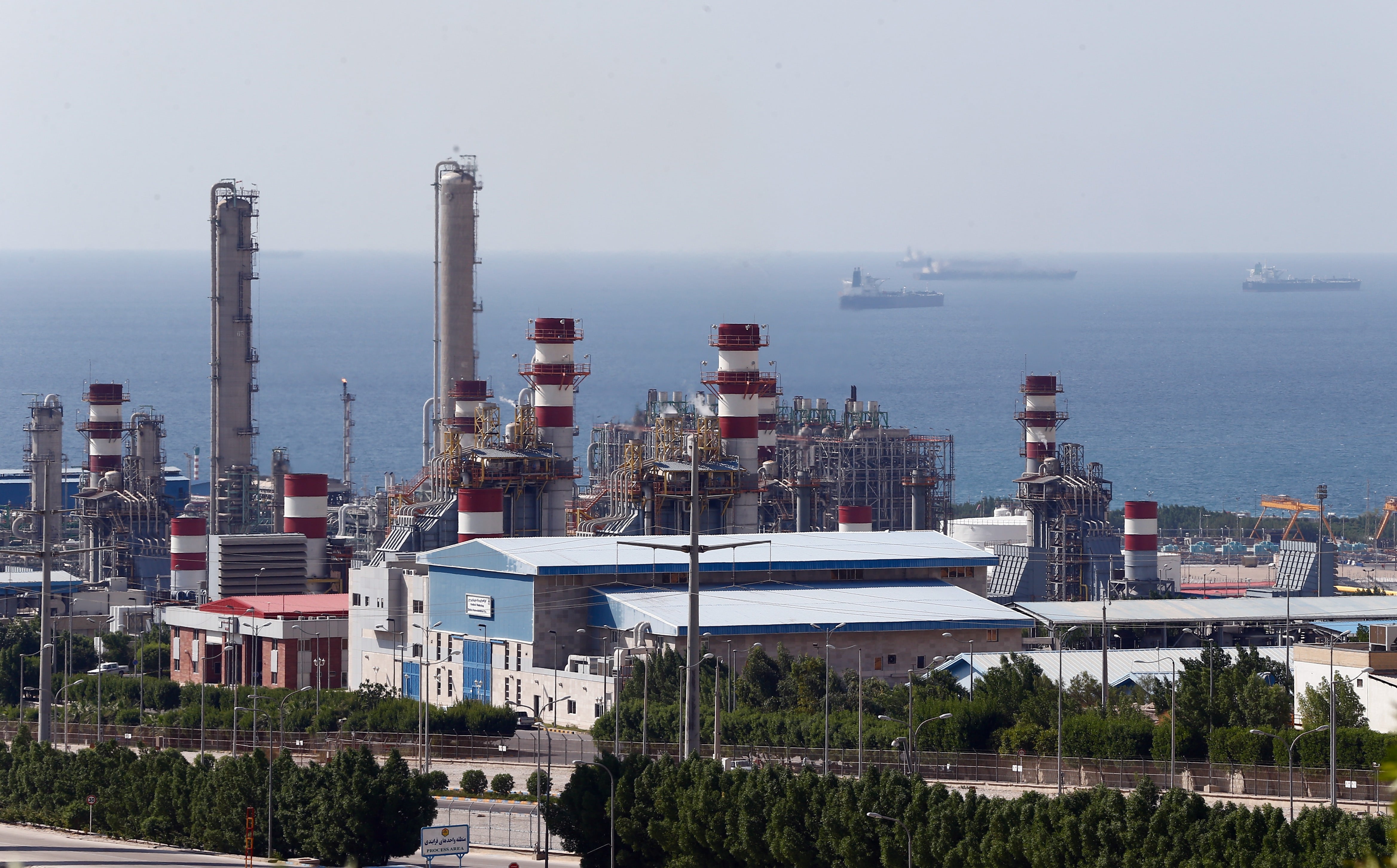 - Fotografía de archivo de la refinería petroquímica de Asaluyeh en las inmediaciones del yacimiento de gas de South Pars, cerca del puerto de Assalouyeh, en el sur de Irán
EFE/ Abedin Taherkenareh