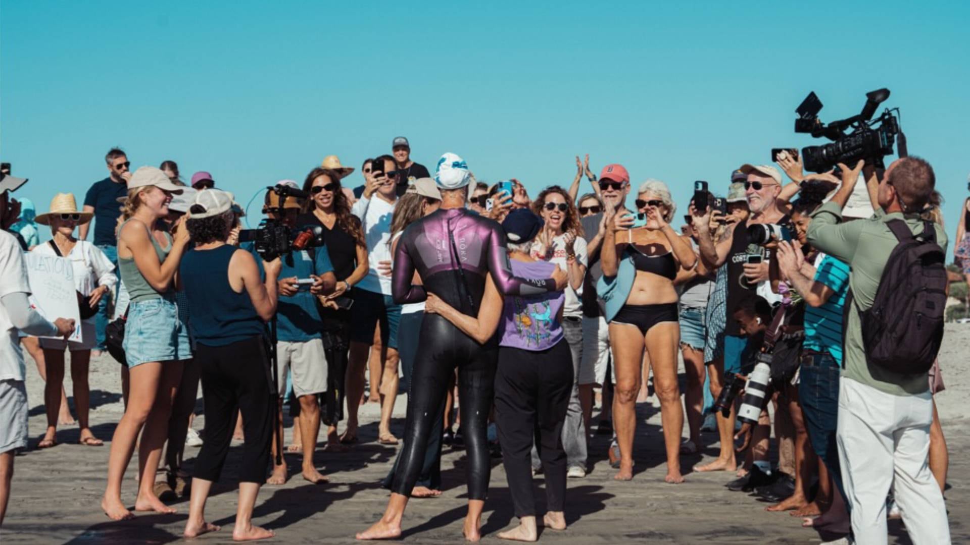 El equipo registró el paso de ballenas y manadas de delfines durante el trayecto entre el condado de Humboldt y Punta Concepción. (Emily Cameron)