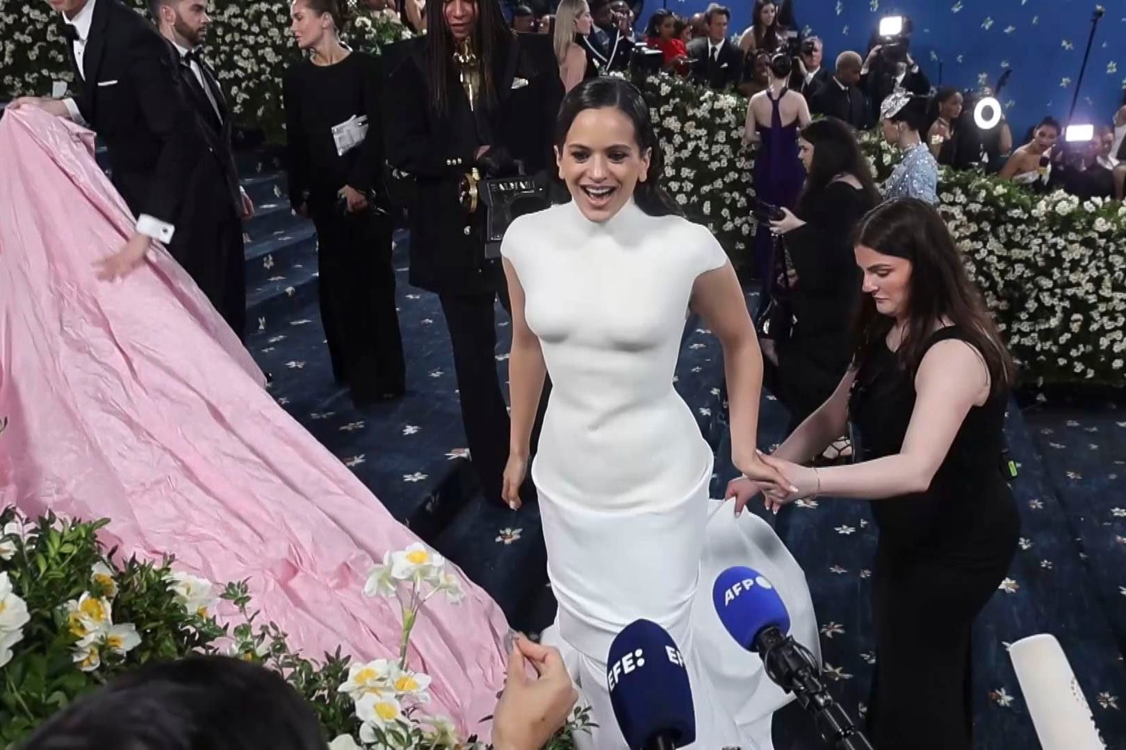 En la escalinata del Museo de Nueva York, deslumbra con un vestido blanco ceñido de aires arquitectónicos (EFE/ Octavio Guzmán)