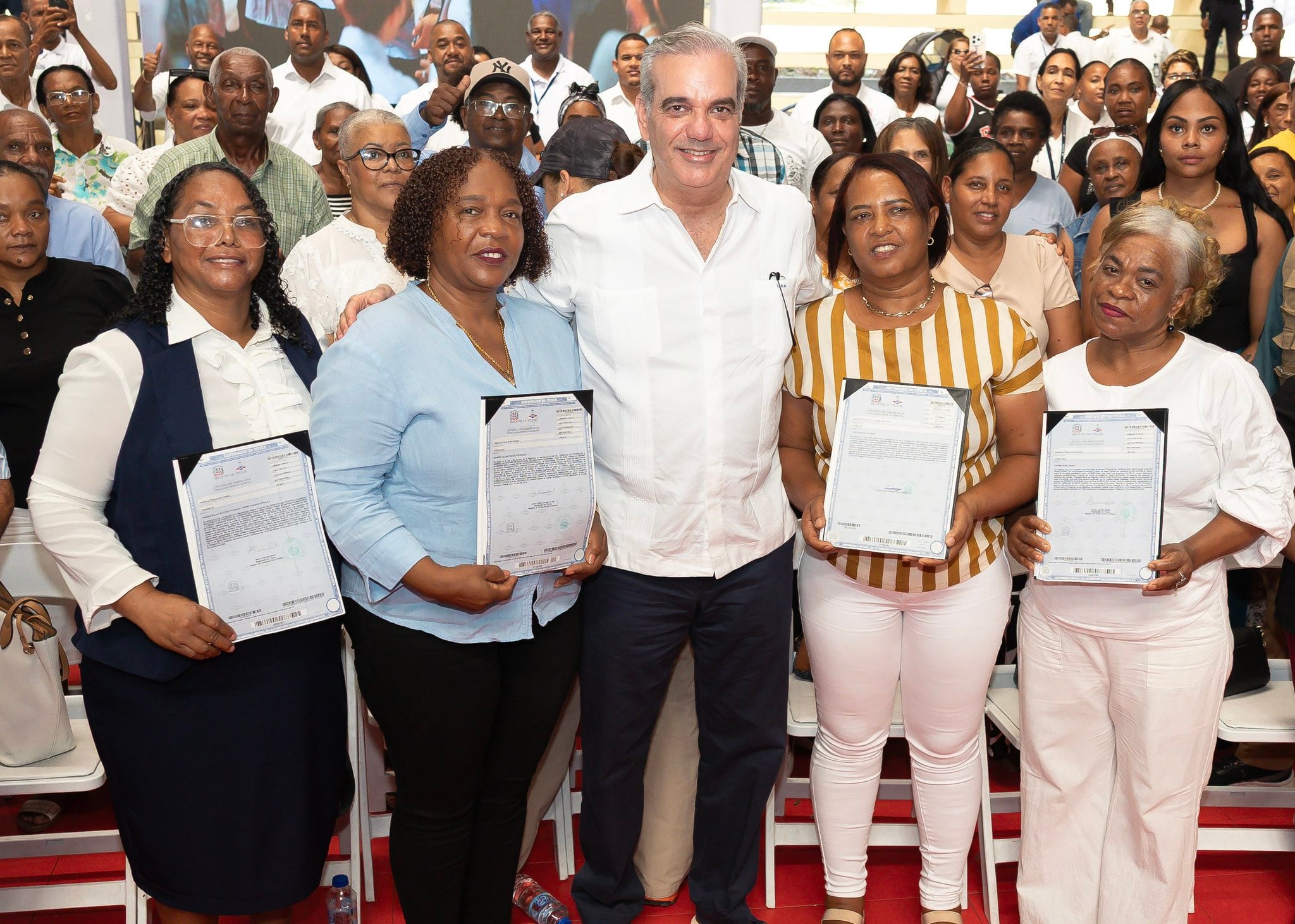 El presidente Luis Abinader entregó 2,200 títulos de propiedad a familias del municipio de Villa Altagracia. (Foto cortesía Presidencia de la República Dominicana)